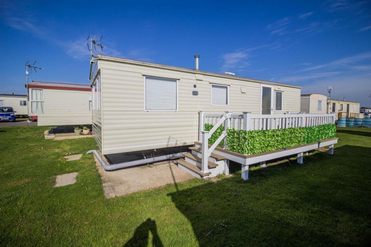 6 Berth Caravan With Decking At Martello Beach Holiday Park In Essex Ref 29016Y Clacton-on-Sea Exterior foto