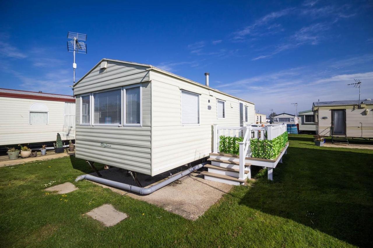 6 Berth Caravan With Decking At Martello Beach Holiday Park In Essex Ref 29016Y Clacton-on-Sea Exterior foto