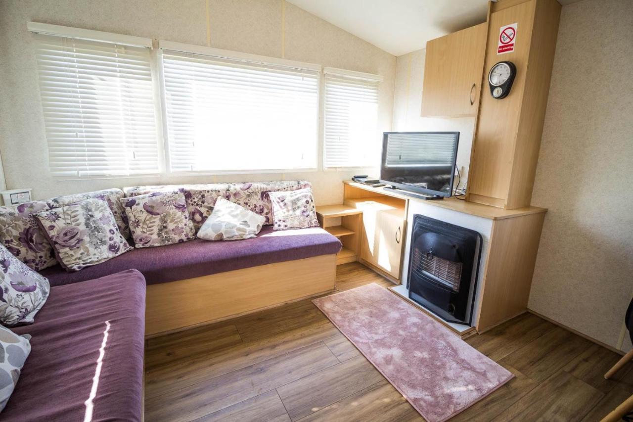 6 Berth Caravan With Decking At Martello Beach Holiday Park In Essex Ref 29016Y Clacton-on-Sea Exterior foto