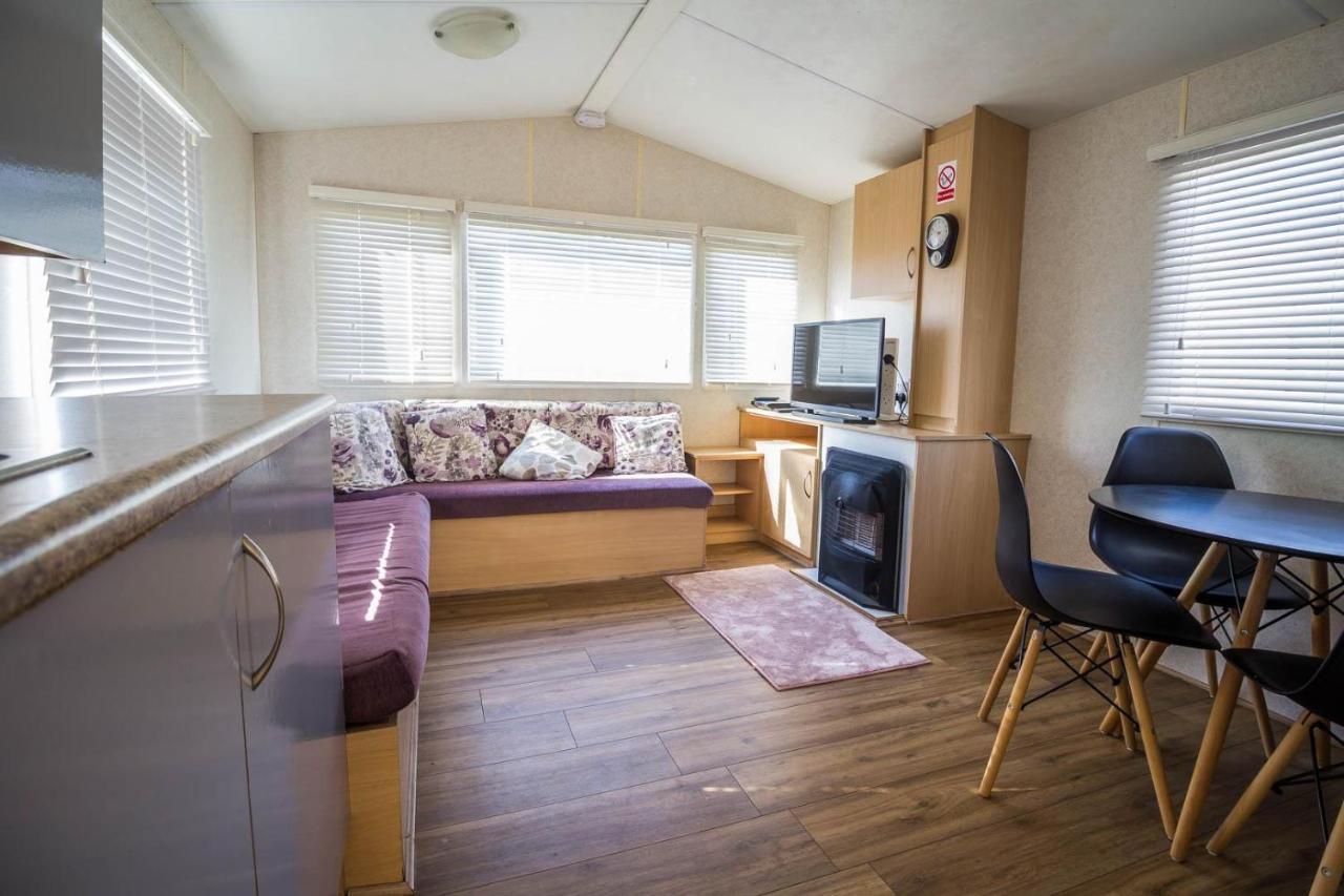 6 Berth Caravan With Decking At Martello Beach Holiday Park In Essex Ref 29016Y Clacton-on-Sea Exterior foto
